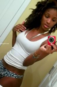 Sexy Ebony Girl Sexting Selfie